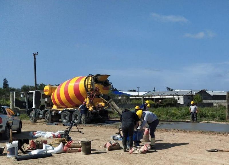 Siguen las obras del playón deportivo en el barrio Las Américas