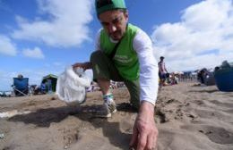 Greenpeace realizó una limpieza de plásticos en la Playa Popular