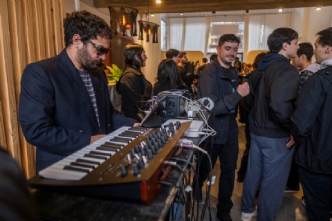 Se realizó Bit & Beat: una jornada de innovación y comunidad con tecnología, inteligencia artificial y música