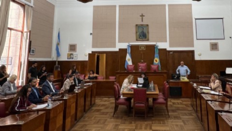 VIDEO | Debatieron un proyecto para regular el uso de celulares en escuelas secundarias municipales