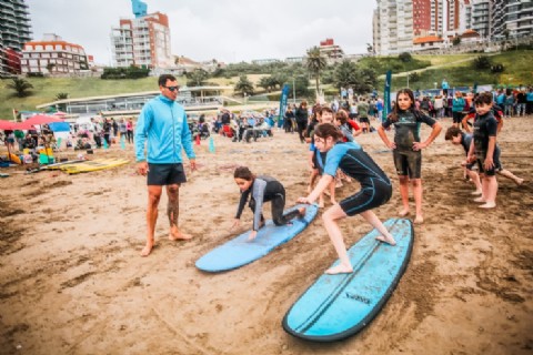 Abrió la inscripción para la Escuela de Surf y Entrenamiento Funcional Infantil en la Playa Deportiva del EMDER