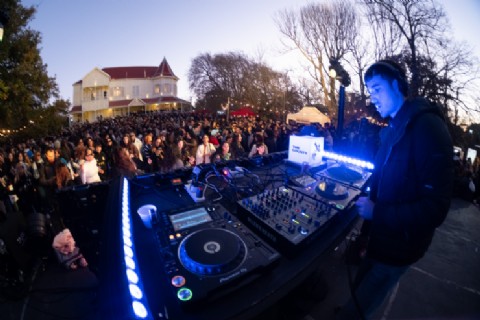 La ciudad rebalsa de eventos: conciertos gratuitos, diseño, arte y música electrónica