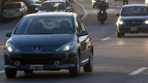 Proponen impulsar el uso de luces bajas durante el día para mejorar la seguridad vial