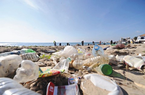 La ciudad bajo alerta: casi el 80 por ciento de la basura en las playas es plástico