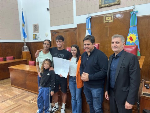 VIDEO | El Concejo Deliberante declaró Deportista Insigne a Martín Reynoso por su trayectoria internacional en triatlón