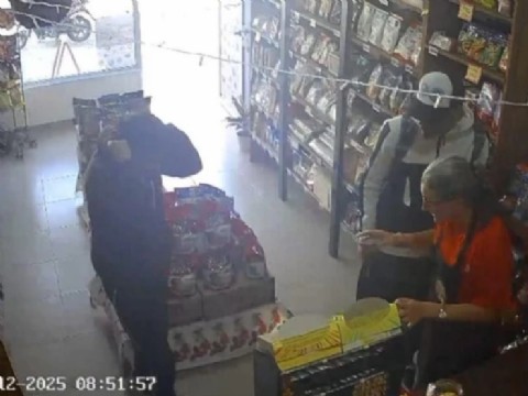 VIDEO | ¡Brutal asalto a plena luz del día en un almacén!