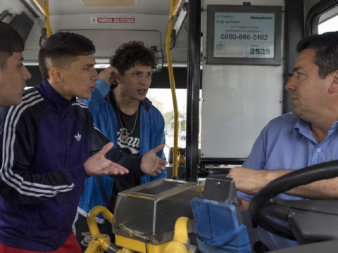 VIDEO | Tres menores atacaron a un colectivero porque no les permitió viajar sin tarjeta