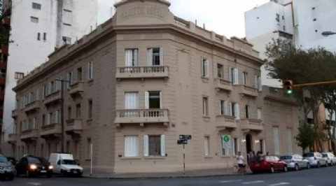 VIDEO | Suspenden las clases en el Polivalente de Arte tras la denuncia por cámaras ocultas y continúan las protestas