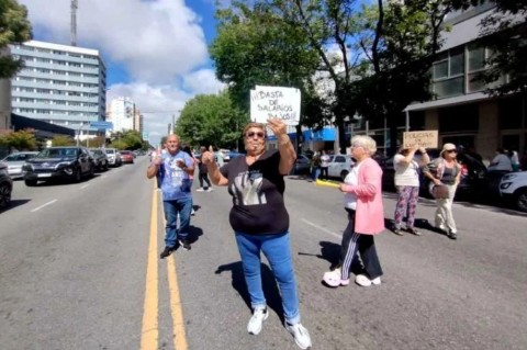 VIDEO | El jefe departamental Cristian Fontana agredió a un manifestante y Di Pasqua anticipó una causa penal