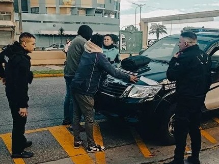 Dos delincuentes del espacio público fueron aprehendidos tras agredir personal y portar un arma blanca en la vía pública