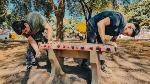 VIDEO | El Municipio realizó tareas de acondicionamiento en la Plaza Revolución de Mayo