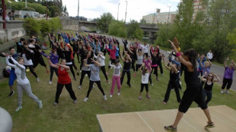 Vecinos organizaron una clase abierta de zumba en la Plaza Esteban Echeverría tras una encuesta barrial
