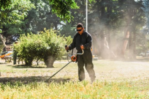 El Municipio realiza tareas de mantenimiento y puesta en valor en la Plaza José Hernández