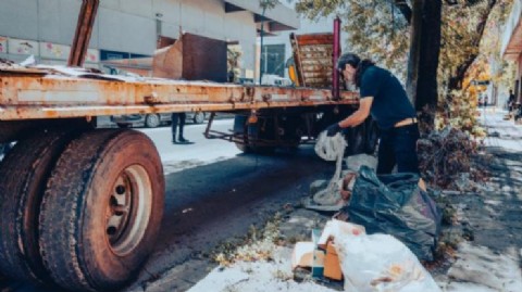 VIDEO | Retiraron un acoplado abandonado que obstruía la calle y era usado para pernoctar en el Puerto