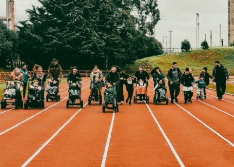 Más de 150 personas participaron de un encuentro de atletismo adaptado en la pista Justo Román