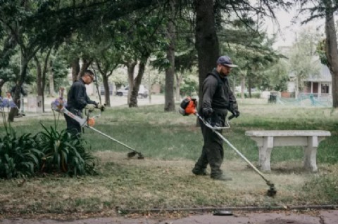 VIDEO | El EMSUR realizó tareas de reparación y limpieza integral en la Plaza Espora