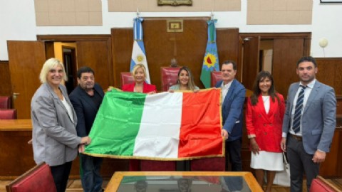 VIDEO | Autoridades y representantes de la colectividad italiana donaron una bandera al Concejo