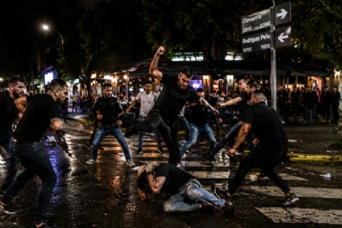 VIDEO | Batalla campal en una de las zonas más exclusivas de la ciudad terminó con golpes y patadas en la cabeza