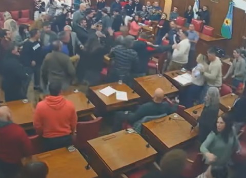 VIDEO | Violenta pelea entre taxistas y choferes de apps en pleno debate del Concejo Deliberante
