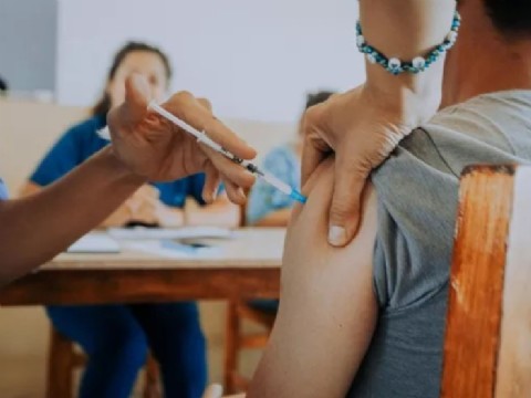 Comienza la campaña de vacunación antigripal para el personal de salud y personas mayores de 65 años