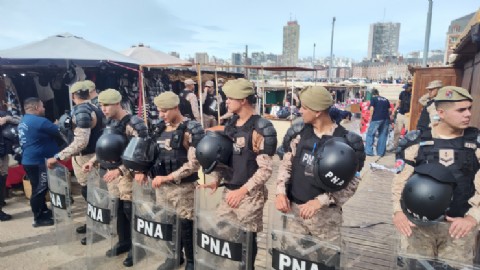 VIDEO | Un operativo pone en jaque la actividad en la Rambla por sospechas de falsificaciones