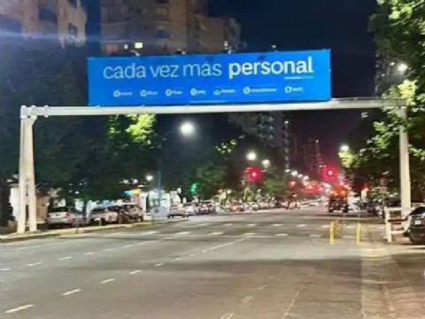 Decks, ciclovías y cartelería fuera de control: la ciudad convertida en un obstáculo permanente