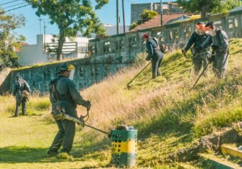 VIDEO | El Municipio realizó trabajos de higiene y mantenimiento en Plaza Italia