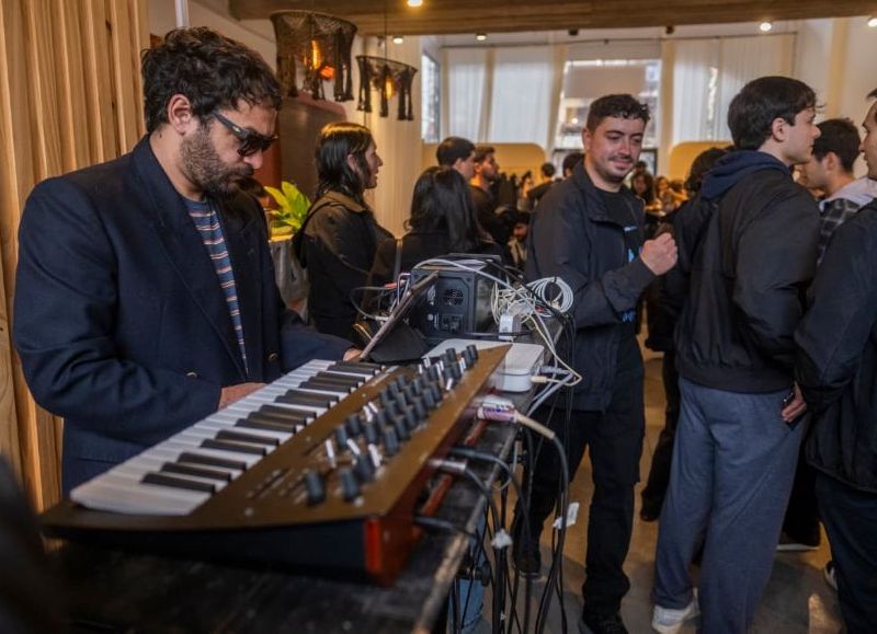 Se realizó Bit & Beat: una jornada de innovación y comunidad con tecnología, inteligencia artificial y música