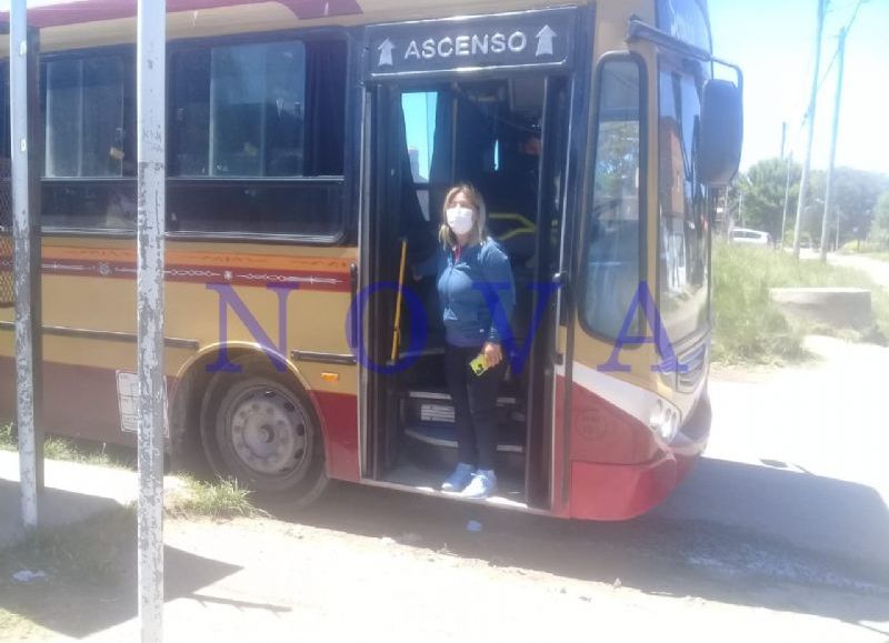 El kirchnerismo pone micros en los barrios para que la gente vaya a votar al Frente de Todos