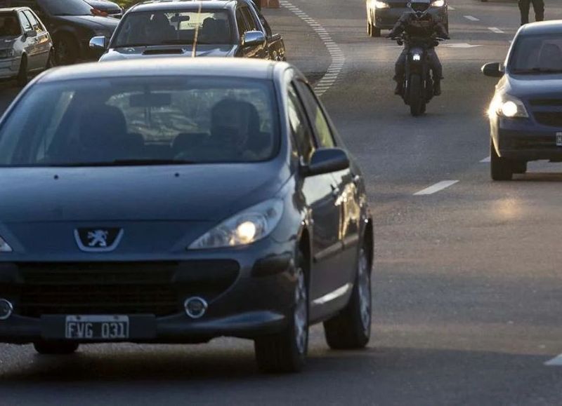 Proponen impulsar el uso de luces bajas durante el día para mejorar la seguridad vial