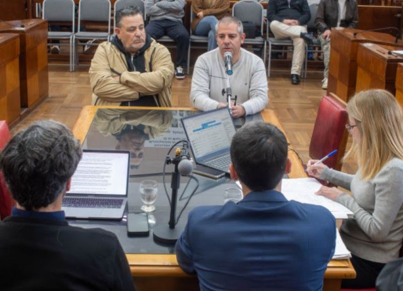 Avanza en el Concejo el debate sobre las plataformas digitales y cambios en el servicio de taxis y remises