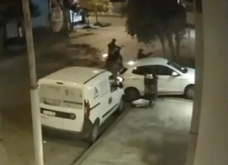 VIDEO | ¡Pestañaste! Motochorros se afanaron un auto en 40 segundos
