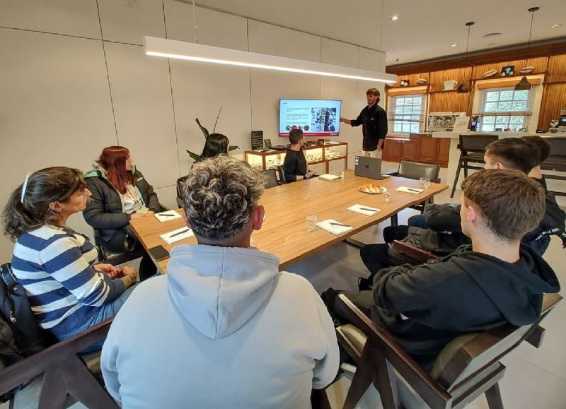 VIDEO | El Municipio y Cabrales renovaron el programa de formación de baristas