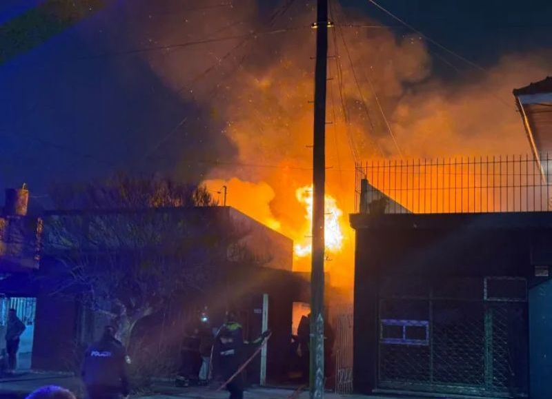 VIDEO | Un terrible incendio destruyó una vivienda en el barrio Bernardino Rivadavia