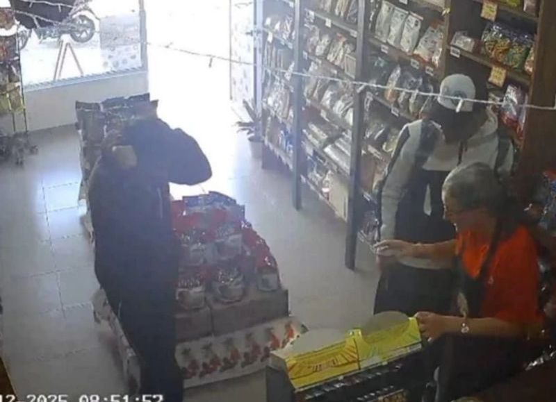VIDEO | ¡Brutal asalto a plena luz del día en un almacén!