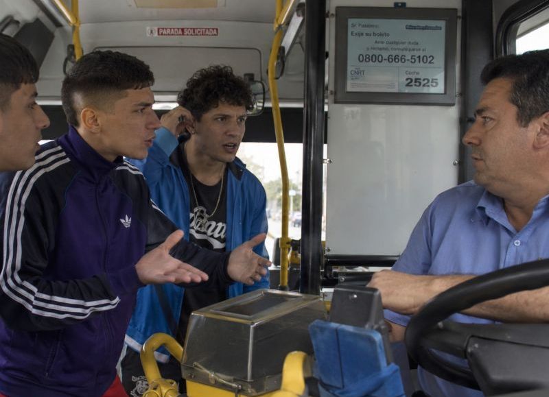 VIDEO | Tres menores atacaron a un colectivero porque no les permitió viajar sin tarjeta