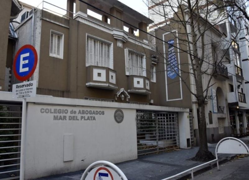 Demandan al presidente del Colegio de Abogados por una supuesta incompatibilidad de funciones