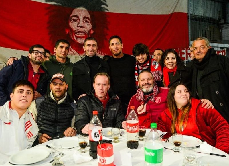 Más de 700 hinchas de River celebraron los 10 años de la agrupación "Mono Burgos"