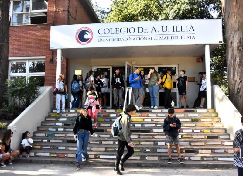 VIDEO | Padres cuestionaron el sorteo de ingreso al Illia y apuntaron contra el sistema de extracción de bolillas