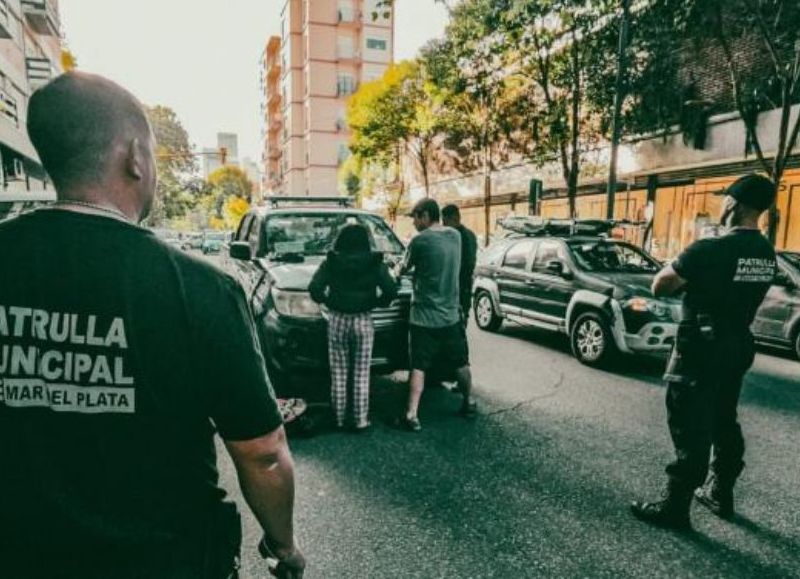 La Patrulla Municipal intervino ante una pareja de delincuentes en vía pública que utilizaban un vehículo como búnker