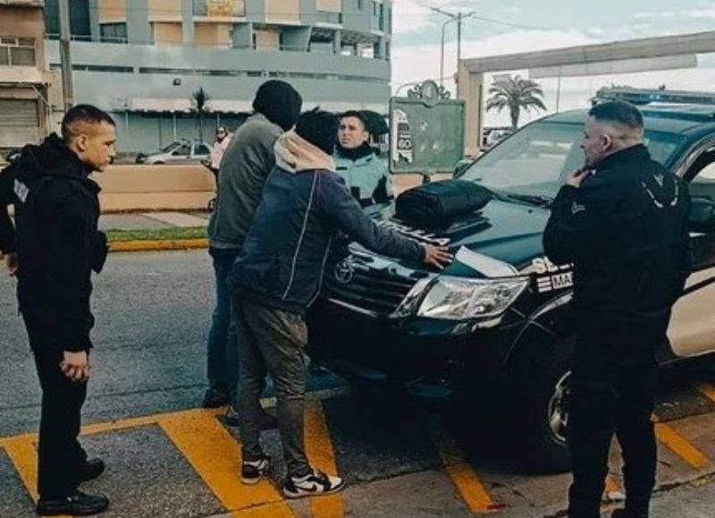 Dos delincuentes del espacio público fueron aprehendidos tras agredir personal y portar un arma blanca en la vía pública