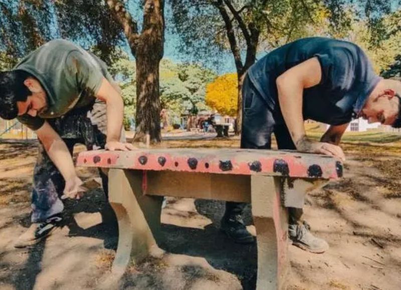VIDEO | El Municipio realizó tareas de acondicionamiento en la Plaza Revolución de Mayo