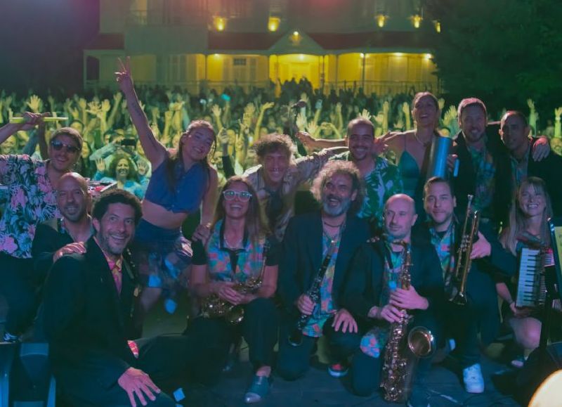 ¡Orquesta Cumbia Grande se presenta junto a Charo Bogarín y Miss Bolivia!