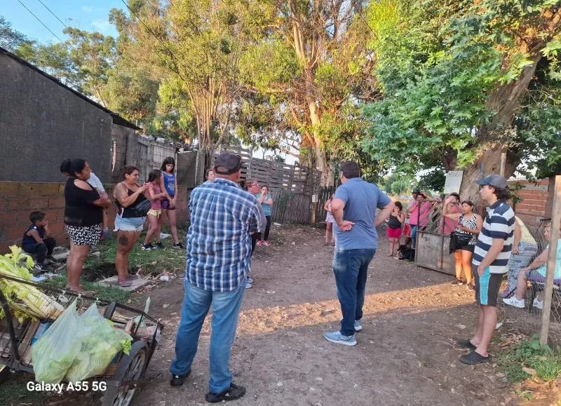 El dirigente Juan Manuel López recorrió los barrios para acercar alimentos y frazadas