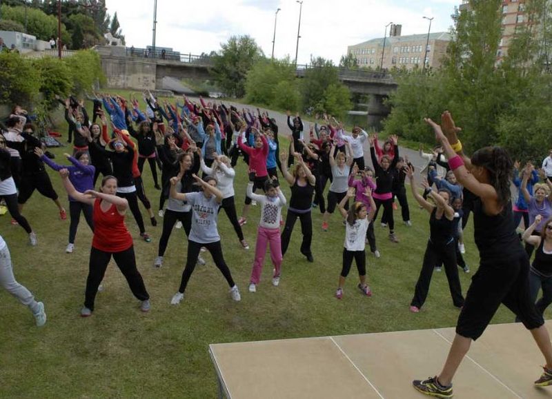 Vecinos organizaron una clase abierta de zumba en la Plaza Esteban Echeverría tras una encuesta barrial