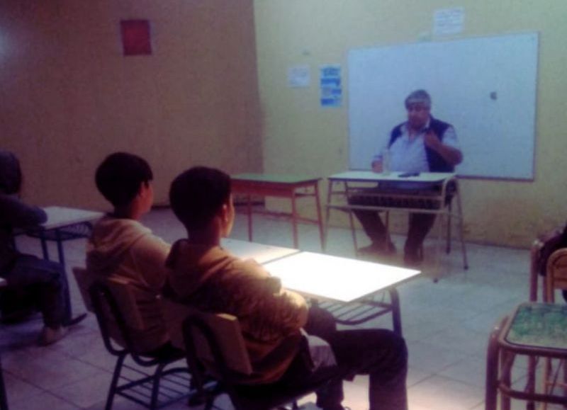 Charla sobre consumos problemáticos reunió a estudiantes en la Escuela de Educación Secundaria 30