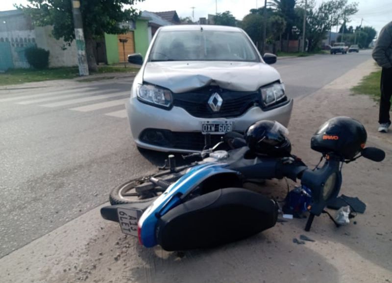 Una historia muy común: chocaron un auto y una moto pero ninguno tenía toda la documentación