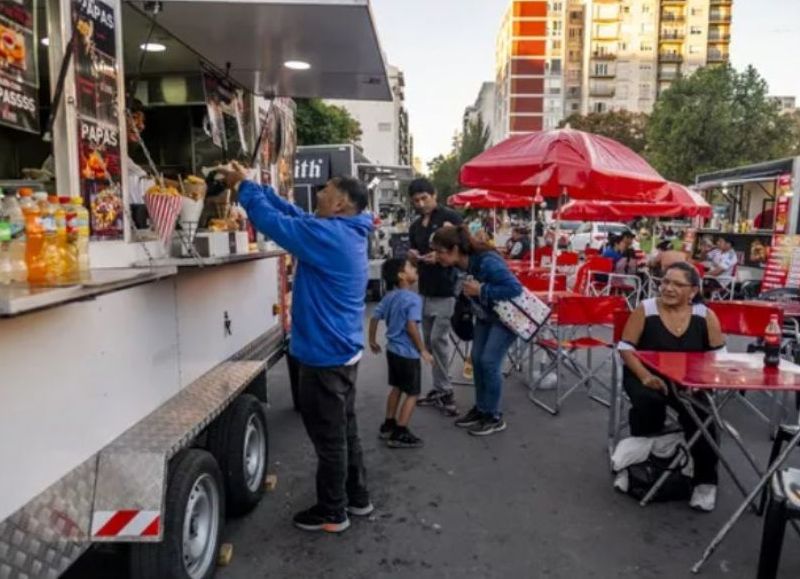 Más de 2 mil personas pasaron por “Sabores sobre ruedas” en Plaza Mitre