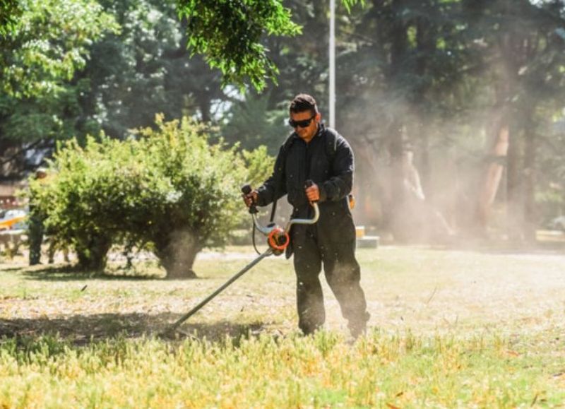 El Municipio realiza tareas de mantenimiento y puesta en valor en la Plaza José Hernández