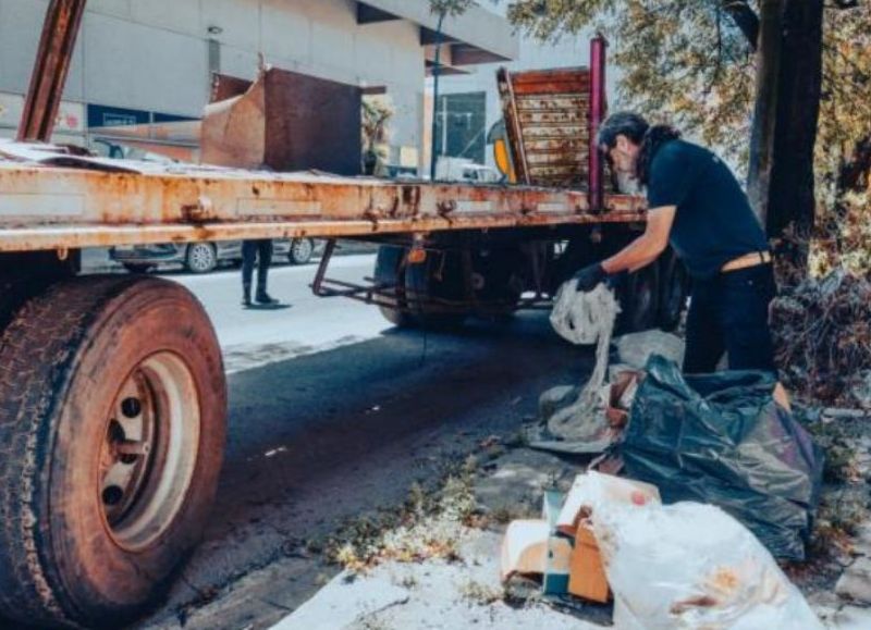VIDEO | Retiraron un acoplado abandonado que obstruía la calle y era usado para pernoctar en el Puerto